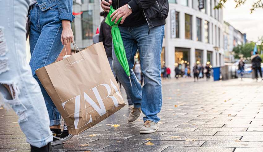 Menschen mit Einkaufstaschen beim verkaufsoffenen Sonntag in Duisburg