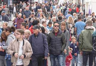 Menschen beim Einkaufen am Sonntag